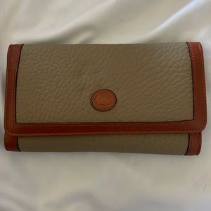 Classic Tan and Brown DOONEY & BOURKE Tri-Fold LEATHER Wallet NEW WITHOUT TAGS
